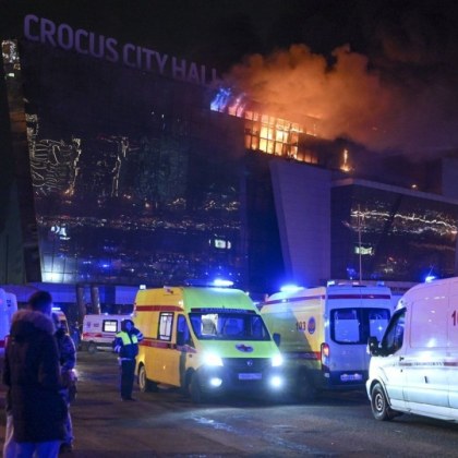 При масова стрелба в концертна зала край Москва загинаха 60