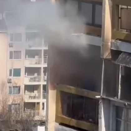 Отново пожар в блока, който горя вчера в София СНИМКИ