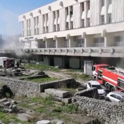 Пожар е избухнал на територията на Централна поща на Главната