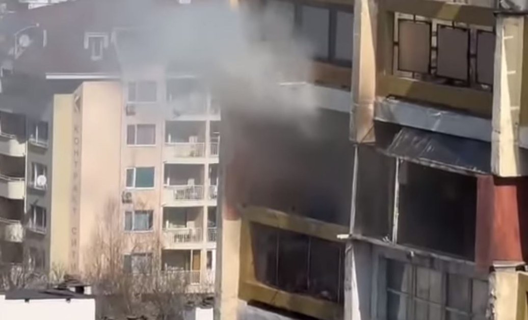 Отново пожар в блока, който горя вчера в София СНИМКИ