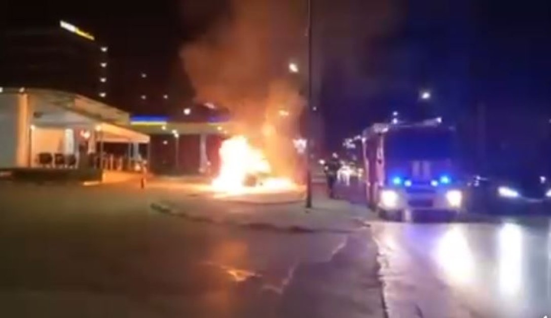 Избухна пожар край бензиностанция в София СНИМКИ