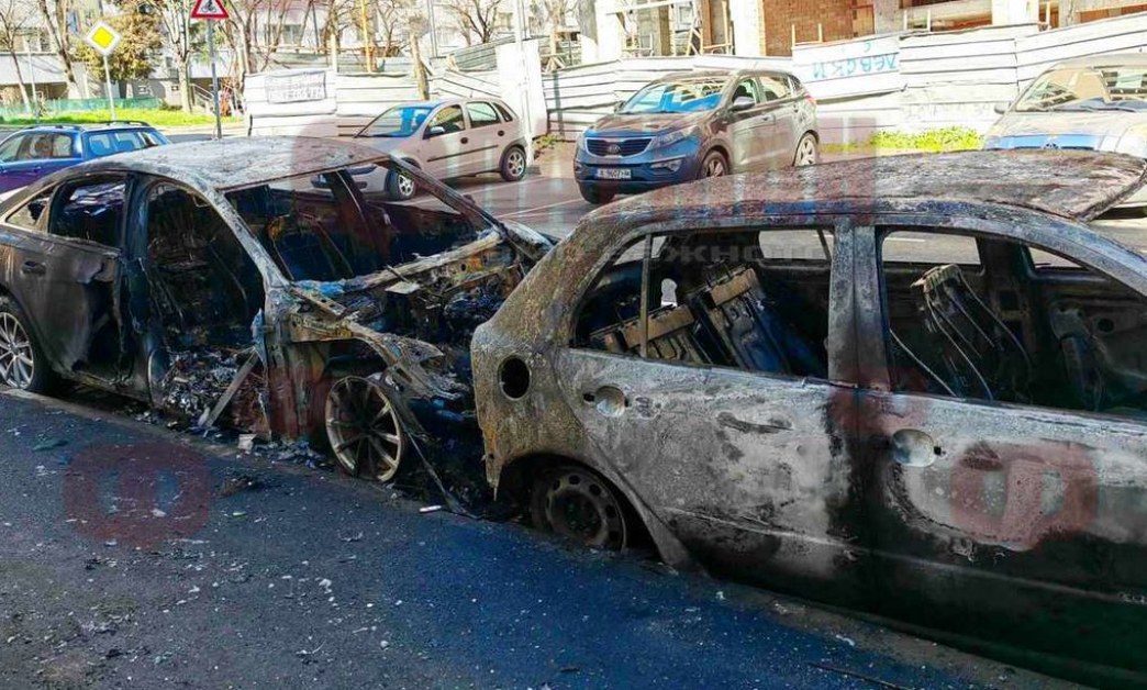 Изпепелиха паркирани коли в Бургас СНИМКИ