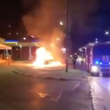 Избухна пожар край бензиностанция в София СНИМКИ
