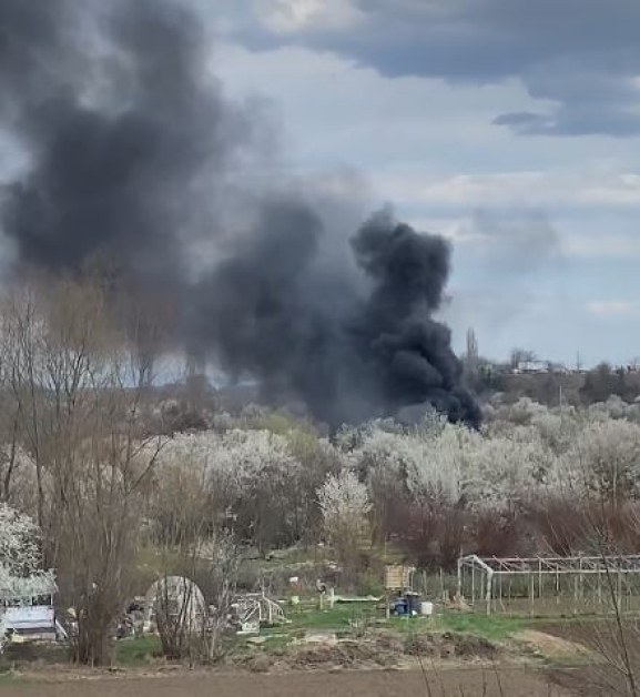 Пожар гори в този момент в София. Черни пушеци се