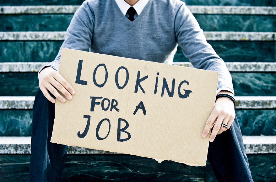 Средно девет безработни се конкурират за едно свободно работно място,