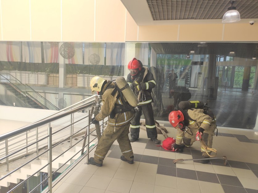 Десетина търговски центъра в Москва бяха евакуирани днес следобед заради