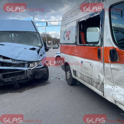 Първи СНИМКИ показват сблъсъка между линейка и кола в Пловдив