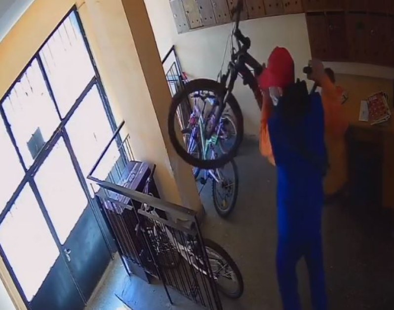 Нагло! Мъж открадна колело от блок в София ВИДЕО