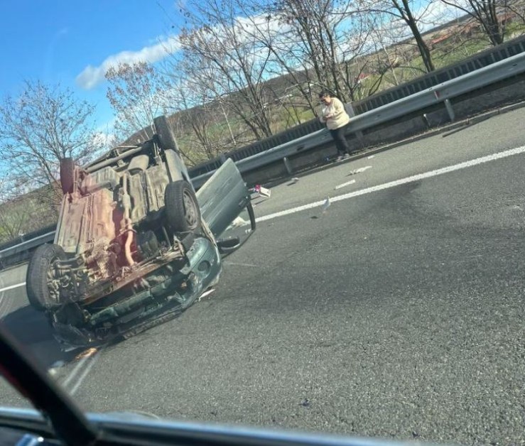 Нов инцидент стана днес на магистрала Тракия“. Лек автомобил се