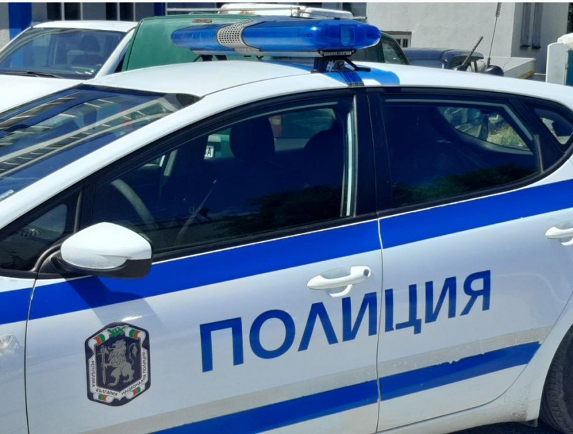 Бандит открадна полицейска кола от столичното Второ РУ, но за