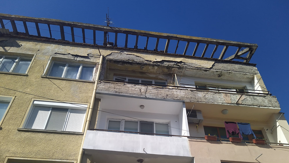 Падаща мазилка от жилищен блок в Ловеч създава възможност за инциденти