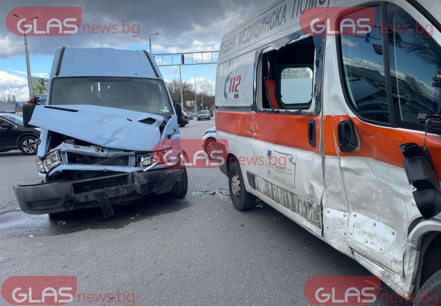 Първи снимки показват тежката катастрофа с линейка в Пловдив, при
