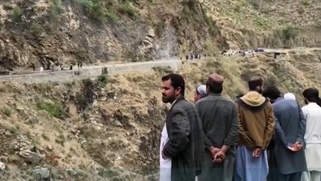 Атентатор самоубиец се вряза в конвой в Пакистан ВИДЕО