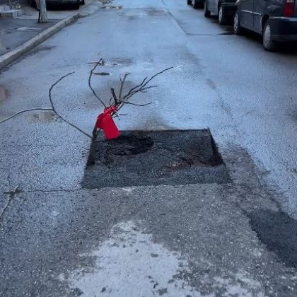 Прясно запълнена дупка в Русе изненада жители Квадратна асфалтова кръпка