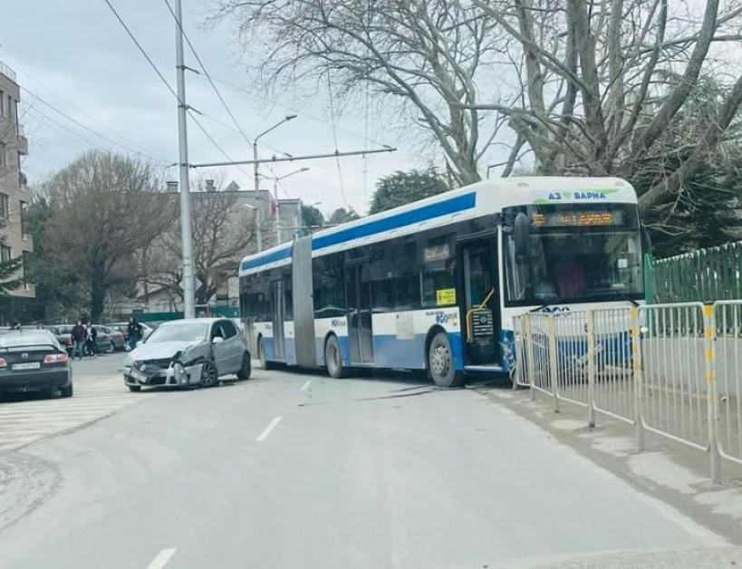 Автобус се удари в спирка във Варна СНИМКИ