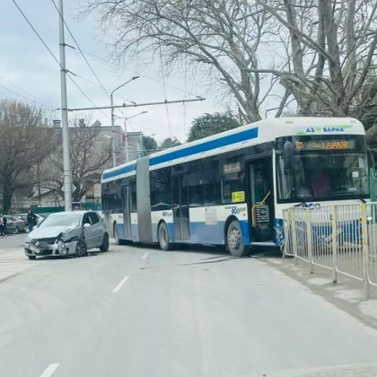 Автобус на градския транспорт се удари в спирка до гимназията