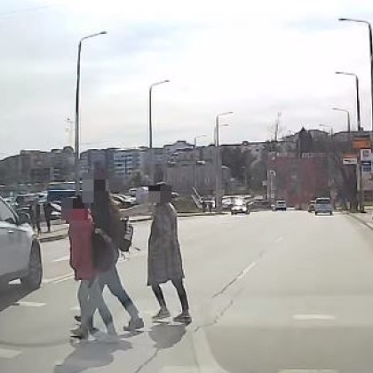 Водач на джип за малко да блъсне деца на пешеходна