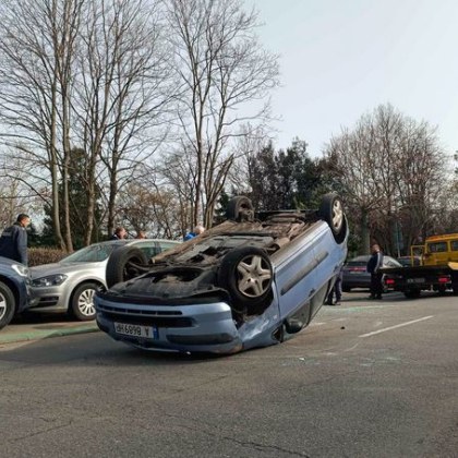 Нелеп инцидент в Бургас 36 годишна жена изгуби контрол над автомобила