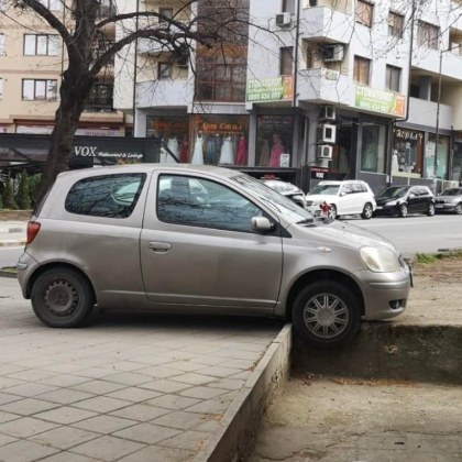 На необичайно паркиране се натъкна асеновградчанин Кола била разположена на