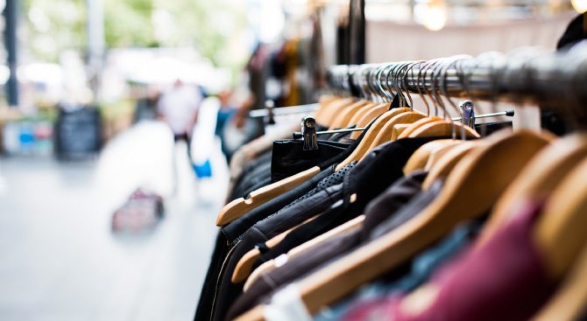 Младежи откраднаха дрехи от магазин в Карлово