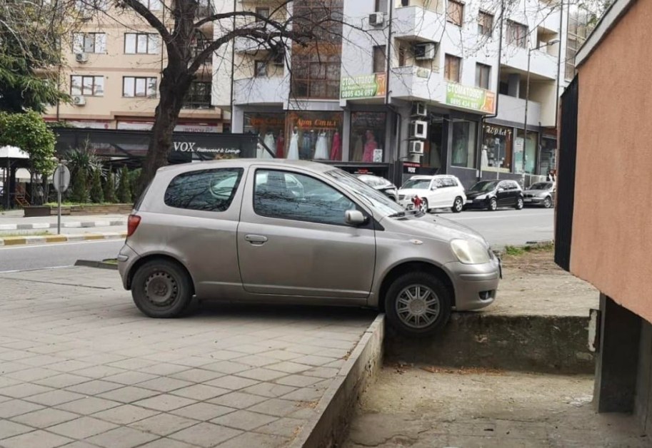 На необичайно паркиране се натъкна асеновградчанин. Кола била разположена на