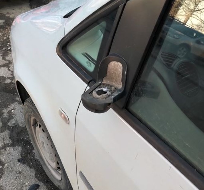 Разбито огледало и добро дело изненадаха водач на кола