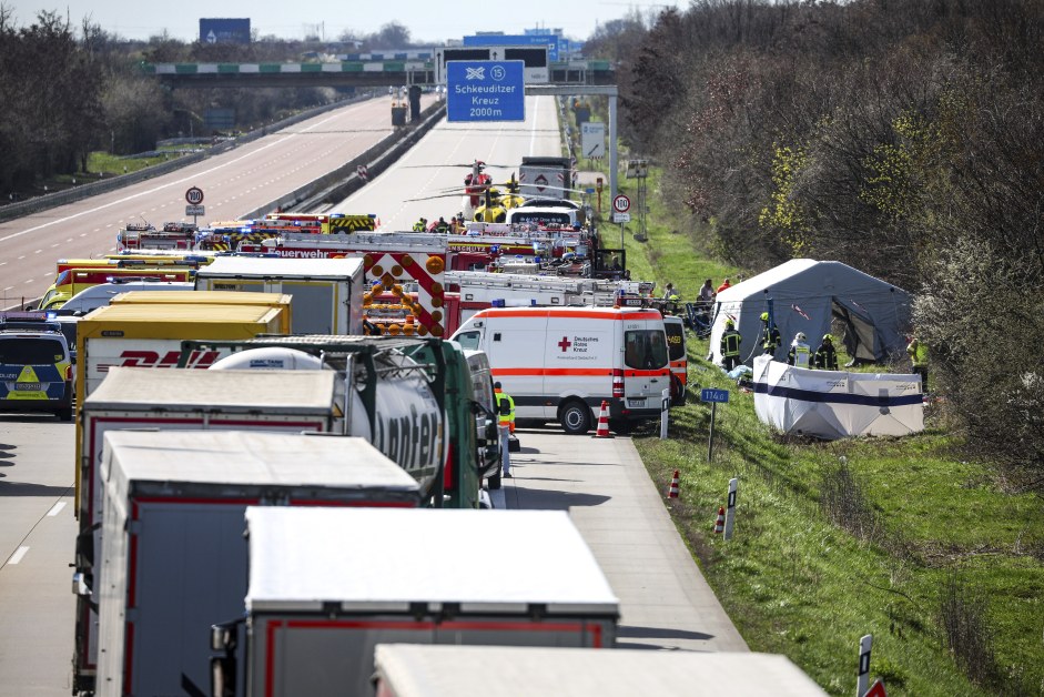 Тежка катастрофа в Германия: петима загинаха, много ранени СНИМКИ