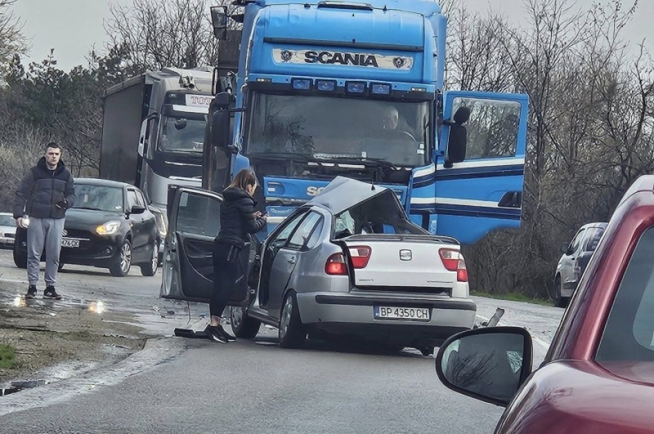 Тежка катастрофа между кола и камион, има жертва