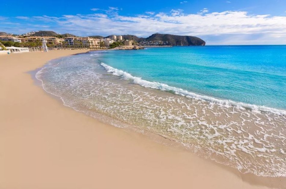 Облян в слънце испански крайбрежен град е едно от най-изгодните