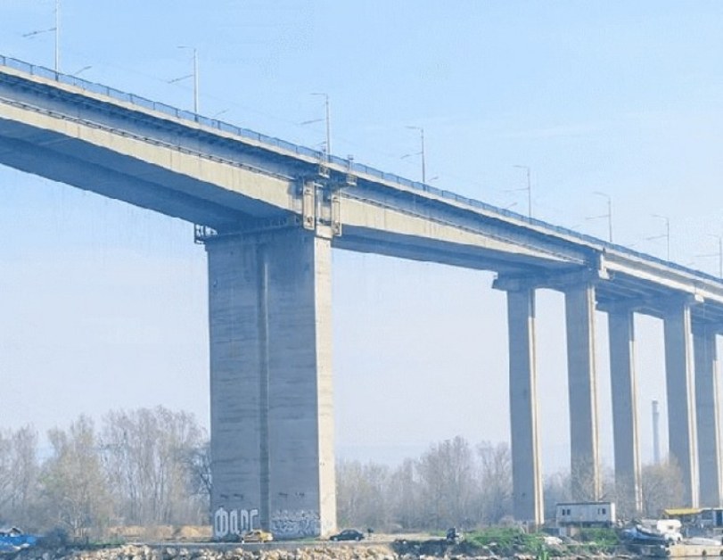 Камион, натоварен с арматурно желязо, е заседнал под Аспаруховия мост.