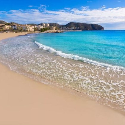 Облян в слънце испански крайбрежен град е едно от най изгодните