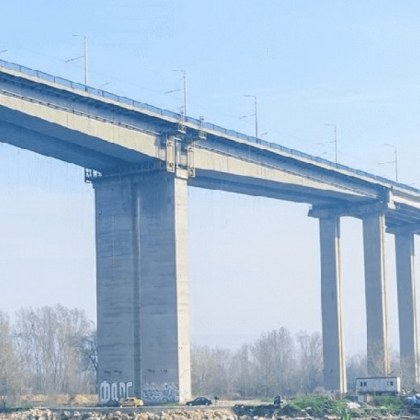 Камион натоварен с арматурно желязо е заседнал под Аспаруховия мост