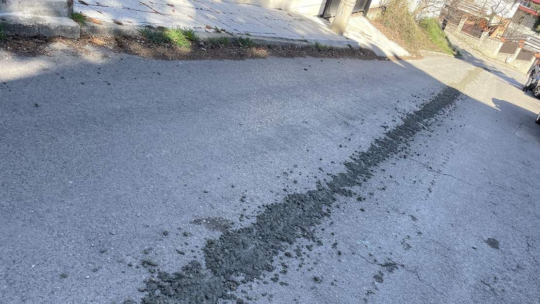 Бетоновози разсипаха бетон по улица в София, кой ще го почисти? СНИМКИ