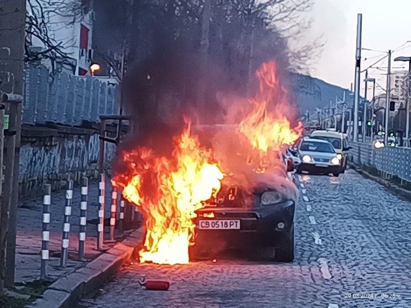 Джип горя тази сутрин в София. Инцидентът е възникнал на