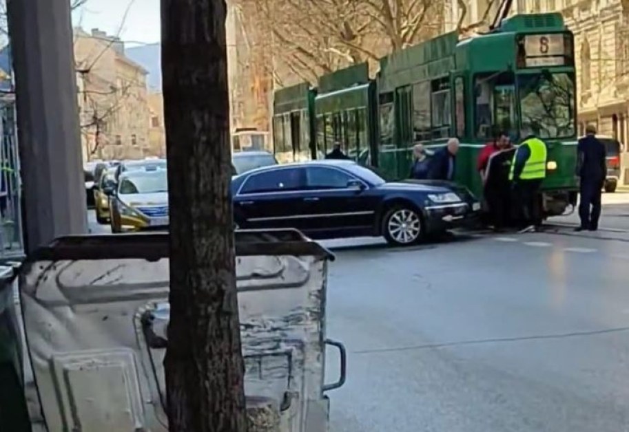 Кола и трамвай се блъснаха в София СНИМКА