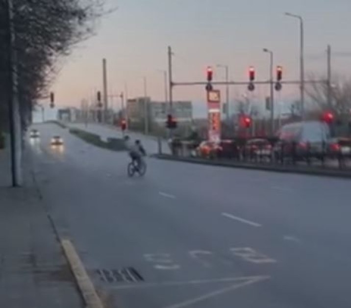 Колоездач превзе улица в Пловдив, лъкатуши в насрещното СНИМКИ