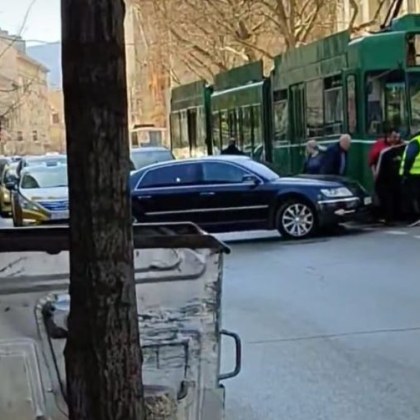 Лек автомобил се блъсна в трамвай в София За това