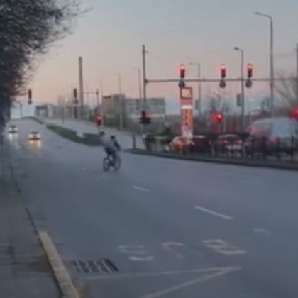 Колоездач с безумно изпълнение в Пловдив Мъжът подкарал през средата на