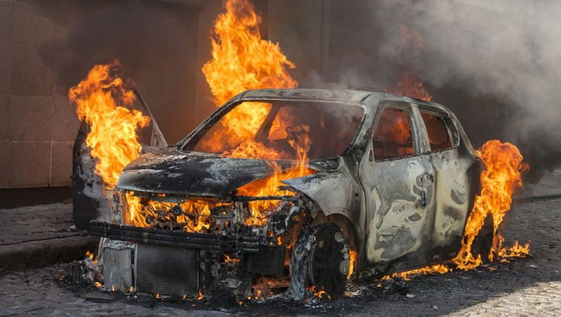 Лек автомобил лумна в пламъци на пътя София-Варна
