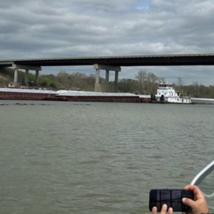 Шлеп се удари в мост над река Арканзас в щата