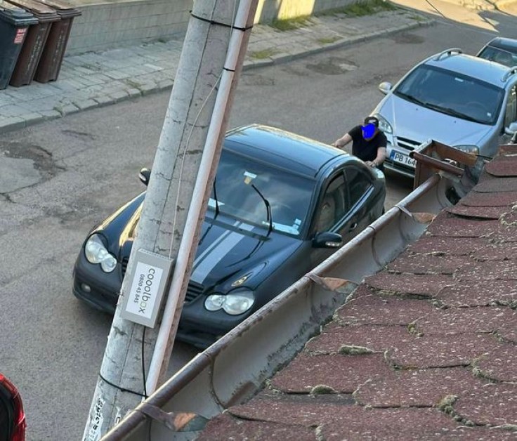 Абсурд! Мъж бута чужда кола, за да паркира своята СНИМКИ