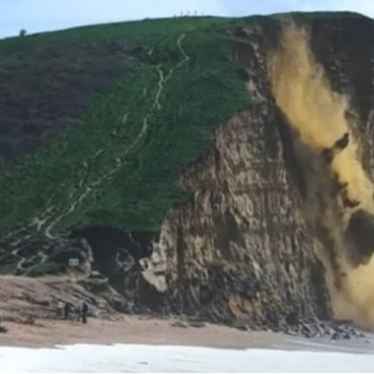 На плажа Уест Бей в Дорсет Великобритания огромна скала се