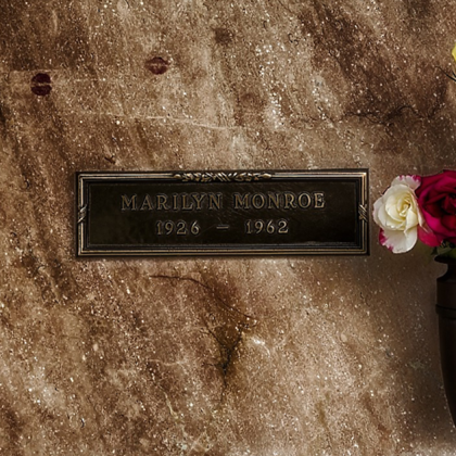 Погребална крипта в близост до тази на холивудската актриса Мерилин