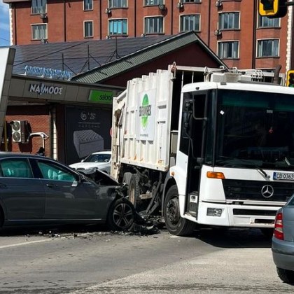 Тежък пътен инцидент в столицата Катастрофа между камион и кола е