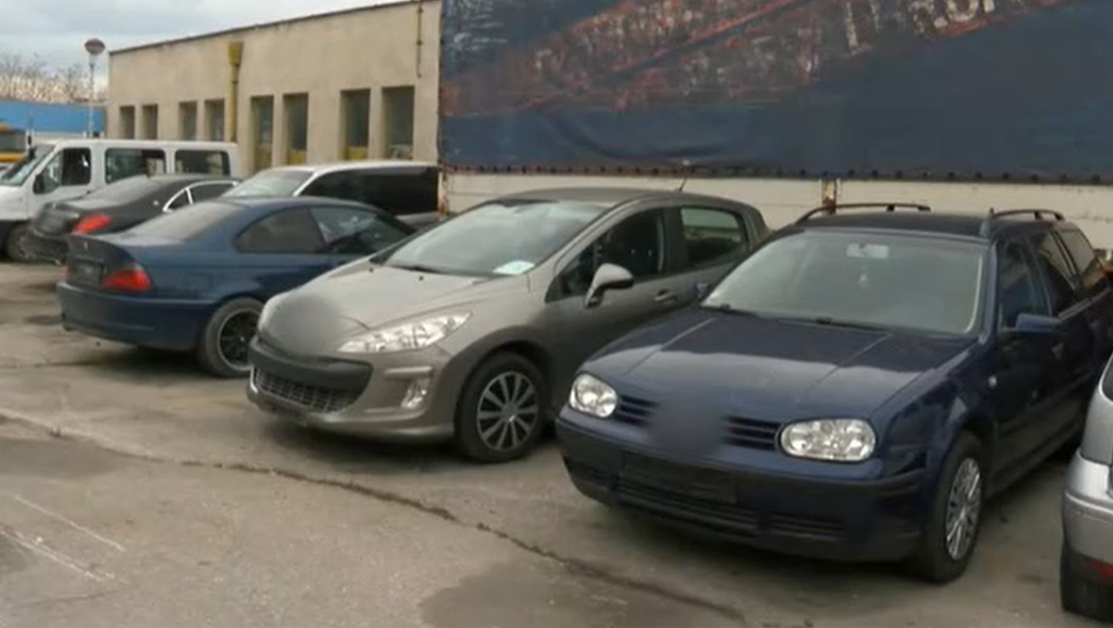 Паркингите за коли, отнети от пияни и дрогирани шофьори в Пазарджишко, са препълнени