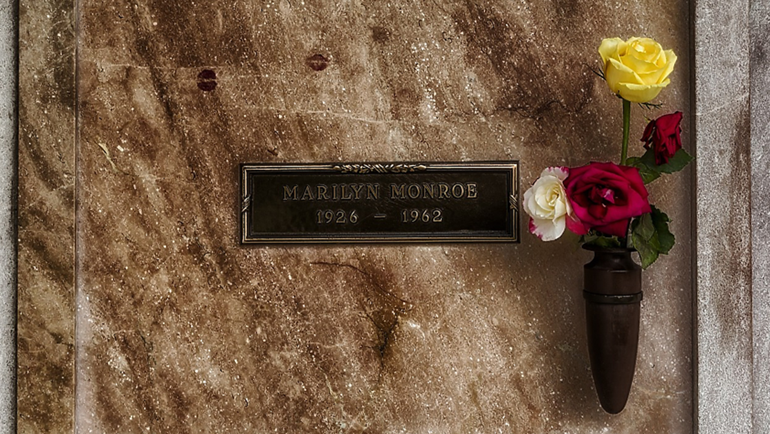 Погребална крипта в близост до тази на холивудската актриса Мерилин
