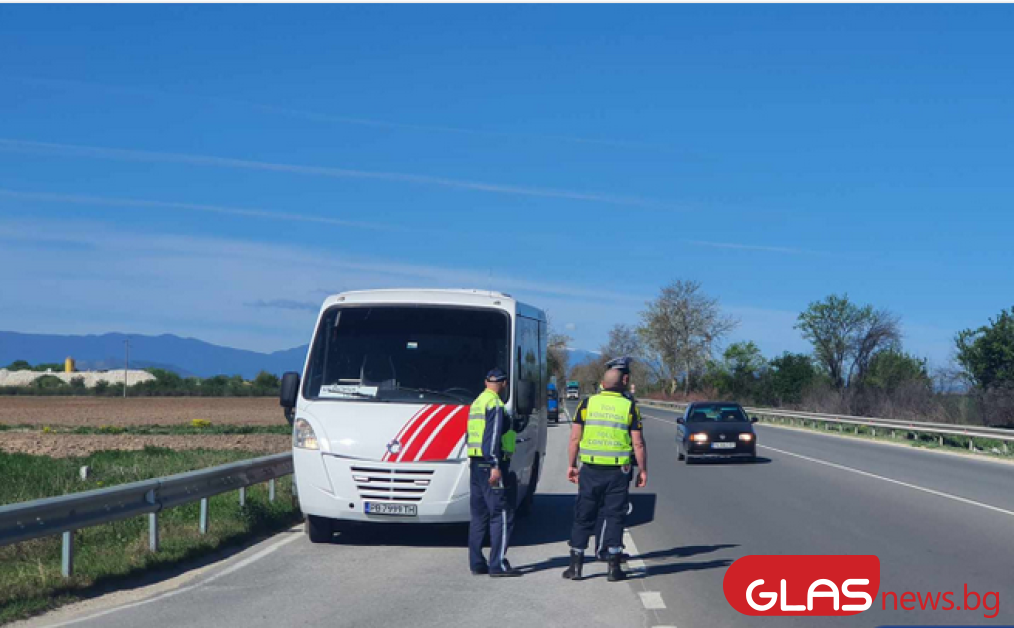 Автобус вози хора към Пловдив със счупено стъкло, спряха го от движение