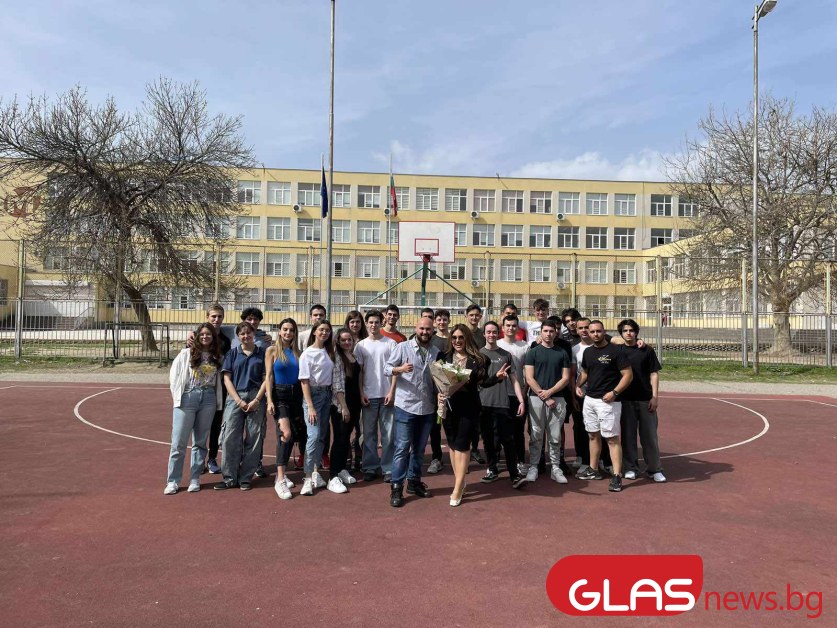 Ученици от МГ-то в Пловдив организираха истинско шоу за техен преподавател ВИДЕО