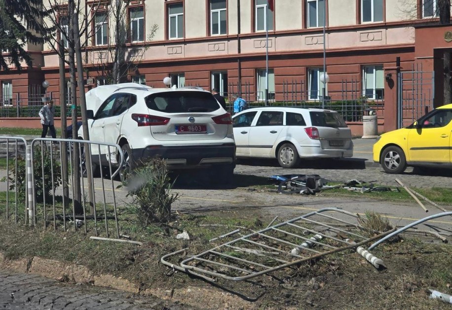 Инцидент с дипломатически автомобил в София СНИМКИ