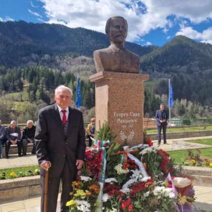 В Смолян откриха бюст паметник на революционера Георги Сава Раковски Монументът